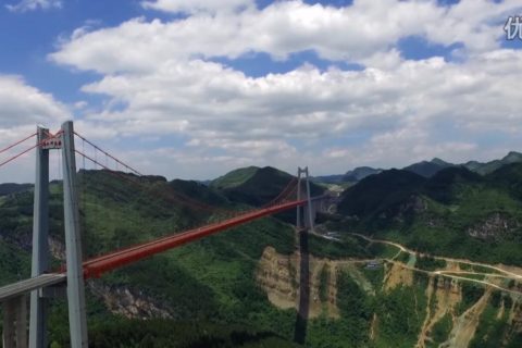 航拍亚洲第一的山区双塔单跨钢桁梁悬索桥——中国贵州清水河大桥